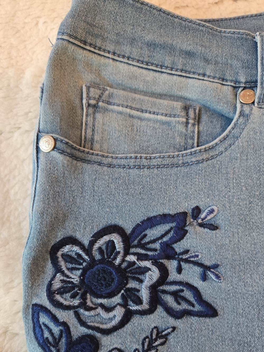 DG2 Virtual Stretch Light Blue Embroidered Floral Women’s Jeans - Picture 9 of 9
